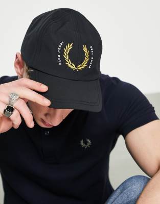 фото Черная кепка fred perry laurel wreath-черный