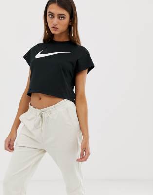 Футболка короткая широкая. Nike Swoosh ASOS футболка. Найк укороченная футболка 2020. Футболка Nike Swoosh женская. Кроп-топ белый Nike.