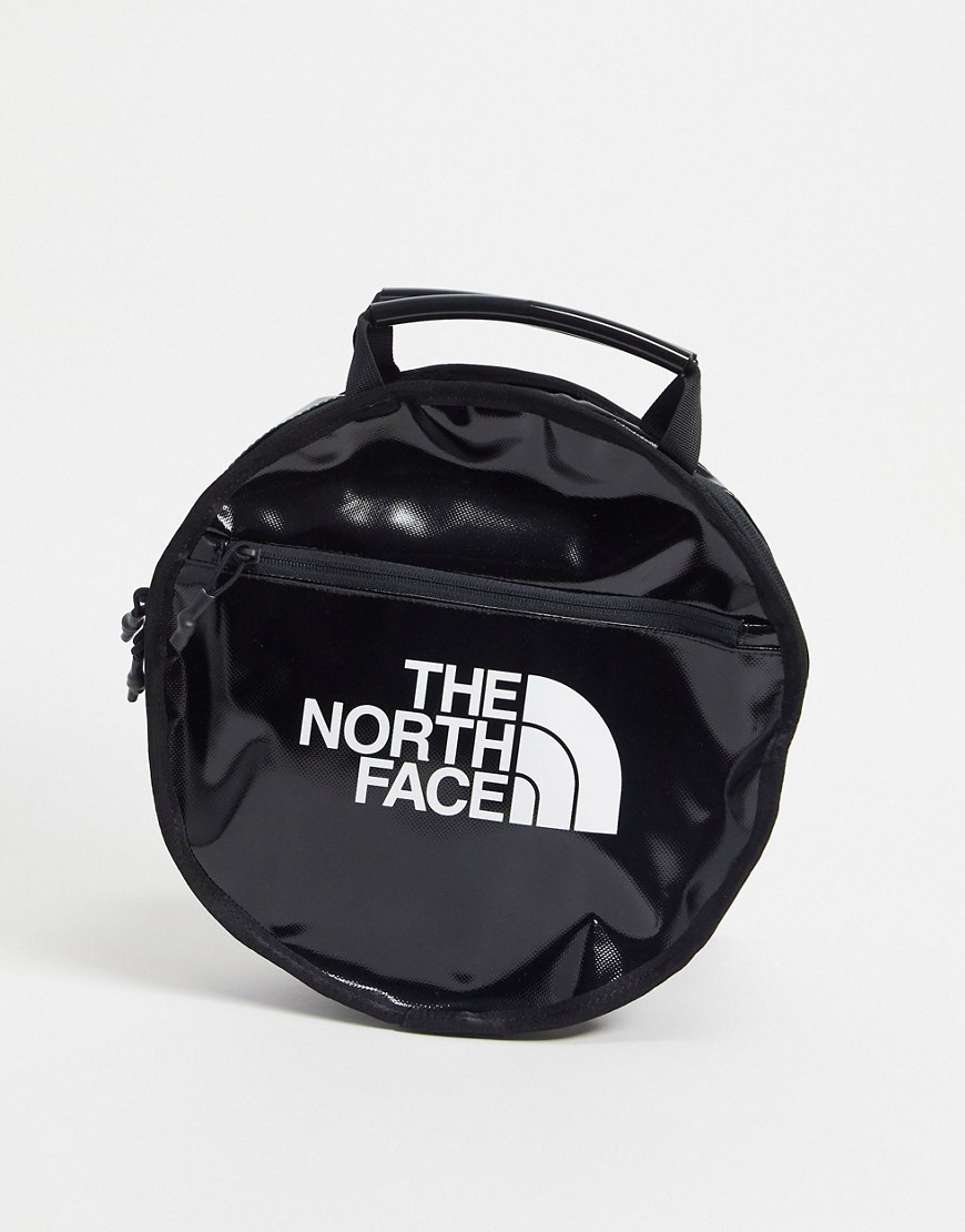 фото Черная круглая сумка the north face base camp-черный цвет