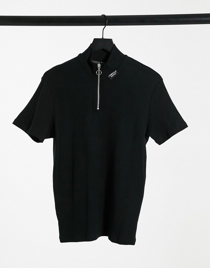 фото Черная облегающая футболка на короткой молнии с высоким воротом и вафельной фактурой asos unrvlld spply-черный asos unrvlld supply