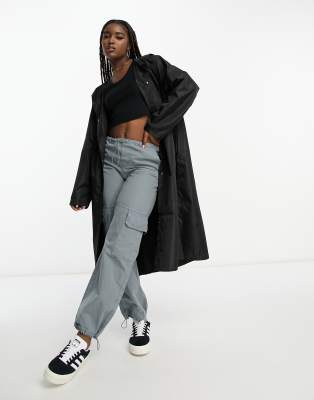 фото Черная парка-дождевик в стиле oversized из переработанных материалов asos design-черный цвет