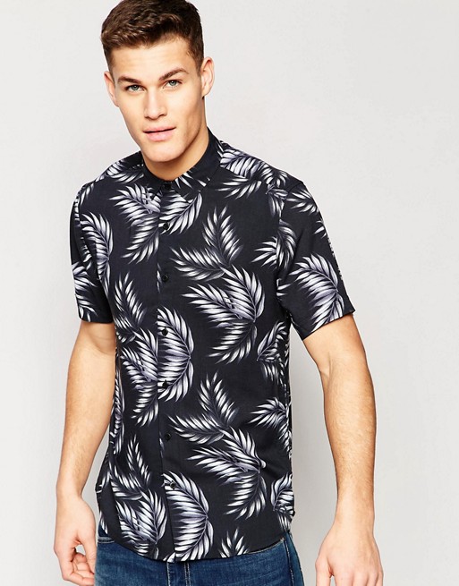 Черная рубашка с короткими рукавами и пальмовым принтом