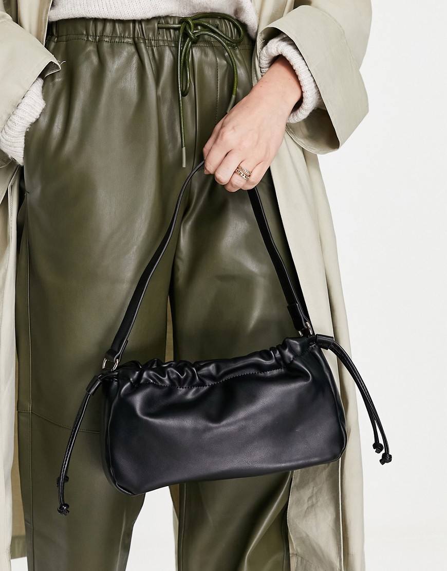 фото Черная сумка на плечо с присборенным дизайном new look-черный