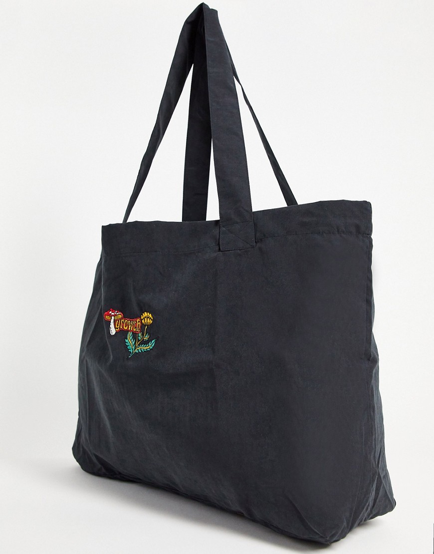 фото Черная сумка-тоут в стиле oversized из мягкого хлопка с вышитым грибом asos design-черный цвет