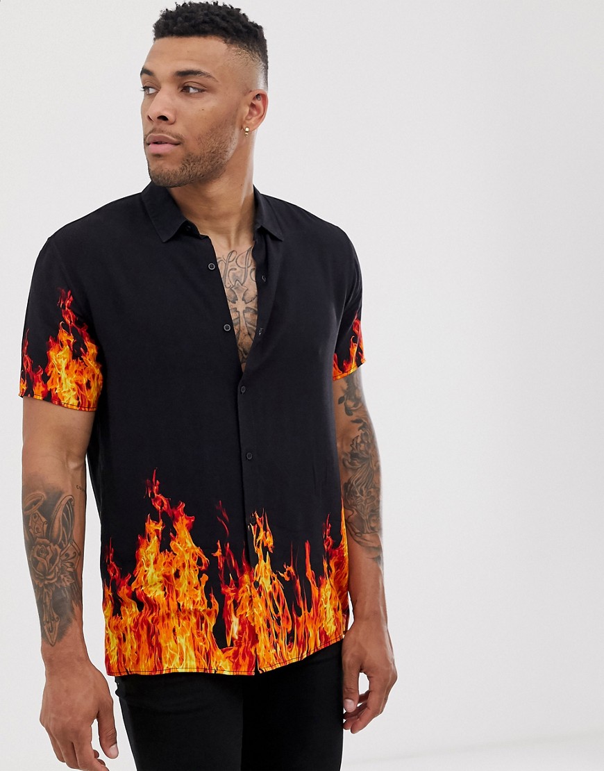 фото Черная свободная рубашка из вискозы с короткими рукавами и принтом пламени bershka-черный