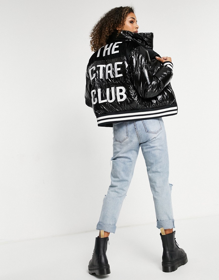 Черная укороченная дутая куртка с бархатными вставками и логотипом The Couture Club-Многоцветный