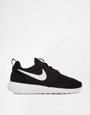 Черно-белые кроссовки Nike Roshe Run | ASOS