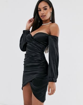 Черное длинное платье с открытыми плечами