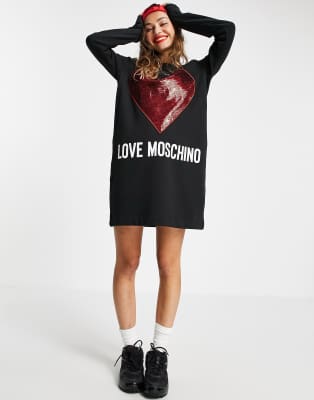 фото Черное платье-футболка с сердцем из пайеток и логотипом разных цветов love moschino-черный цвет