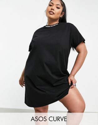 фото Черное платье-футболка в стиле oversized с логотипом asos weekend collective curve-черный