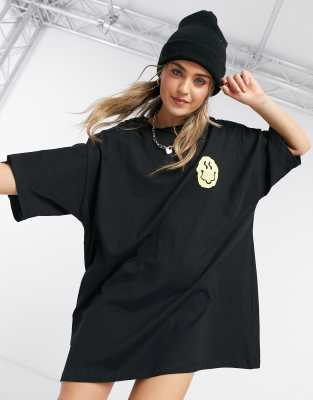 фото Черное платье-футболка в стиле oversized с принтом желтого смайлика asos design-черный