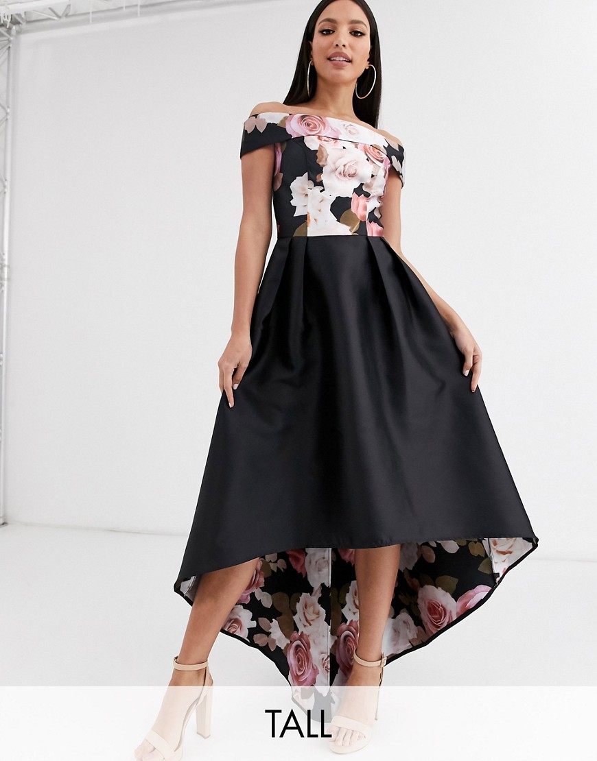 фото Черное платье с открытыми плечами, асимметричным подолом и цветочным принтом chi chi london tall-черный