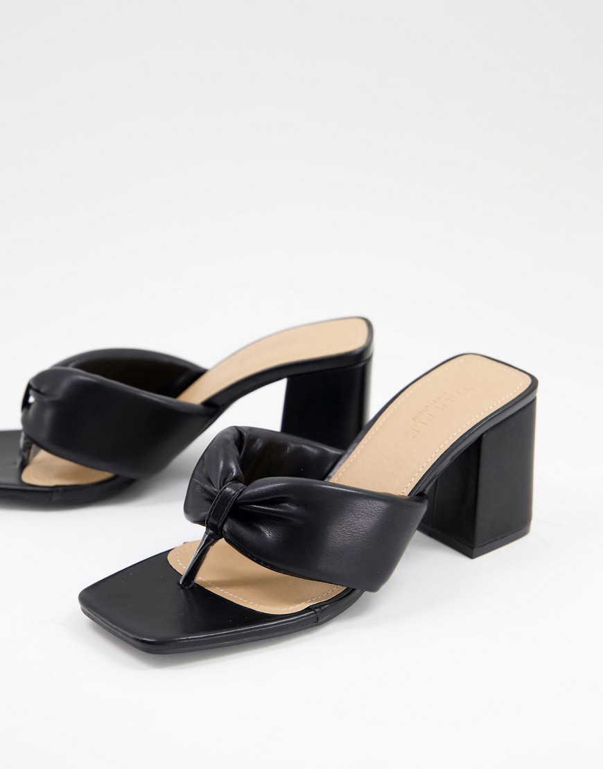 Черные босоножки на каблуке с уплотненным верхом и перемычкой между пальцами -Черный цвет Truffle Collection 11853444
