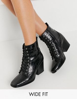 фото Черные ботильоны на каблуке со шнуровкой, квадратным носком и эффектом крокодиловой кожи glamorous wide fit-черный
