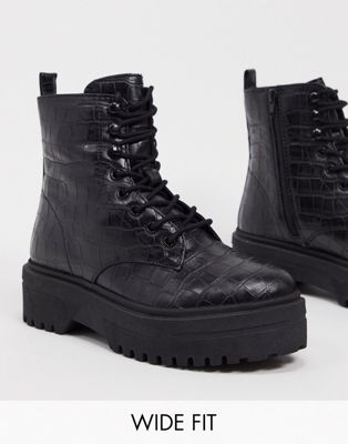 фото Черные ботинки на массивной плоской подошве со шнуровкой и крокодиловым принтом для очень широкой стопы simply be extra wide fit-черный