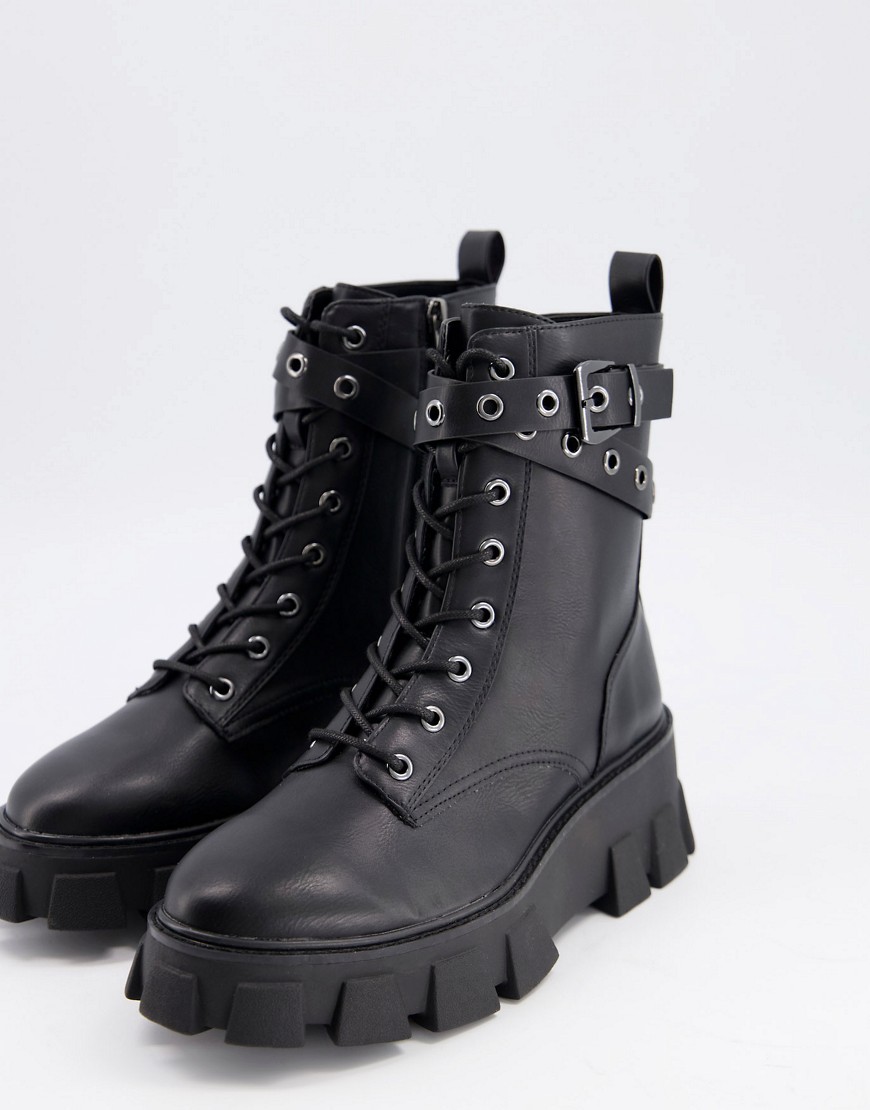 фото Черные ботинки на шнуровке и массивной подошве stradivarius-черный цвет