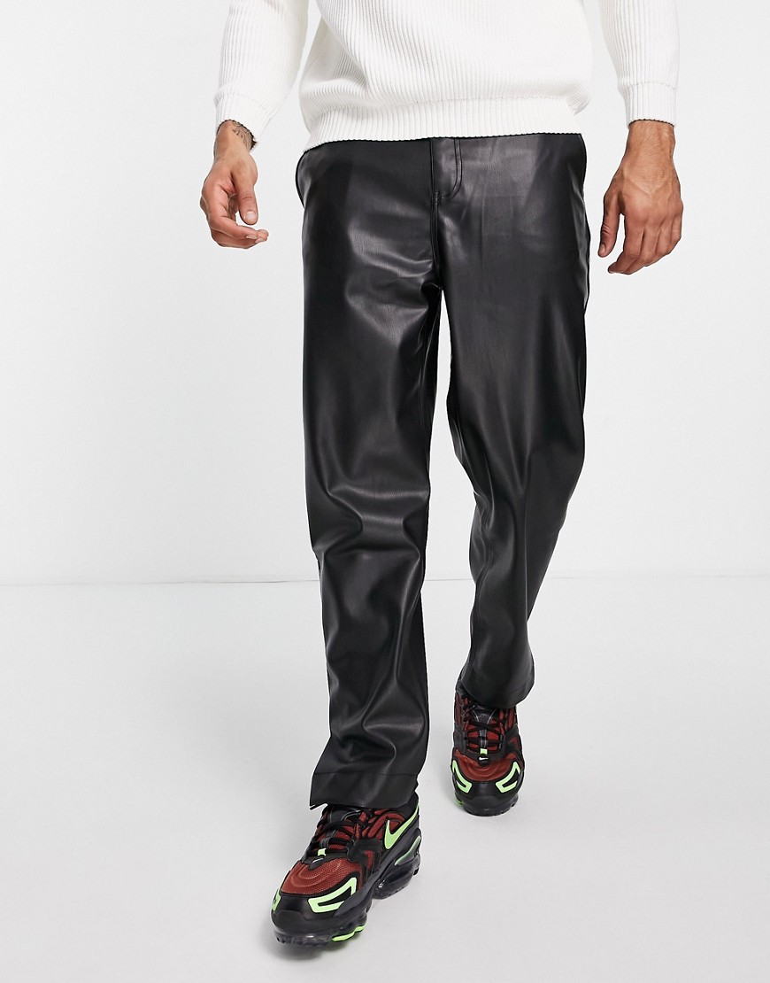 фото Черные брюки из искусственной кожи bershka-черный