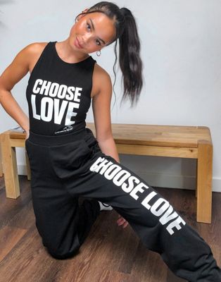 фото Черные джоггеры из органического хлопка с надписью "choose love" help refugees-черный