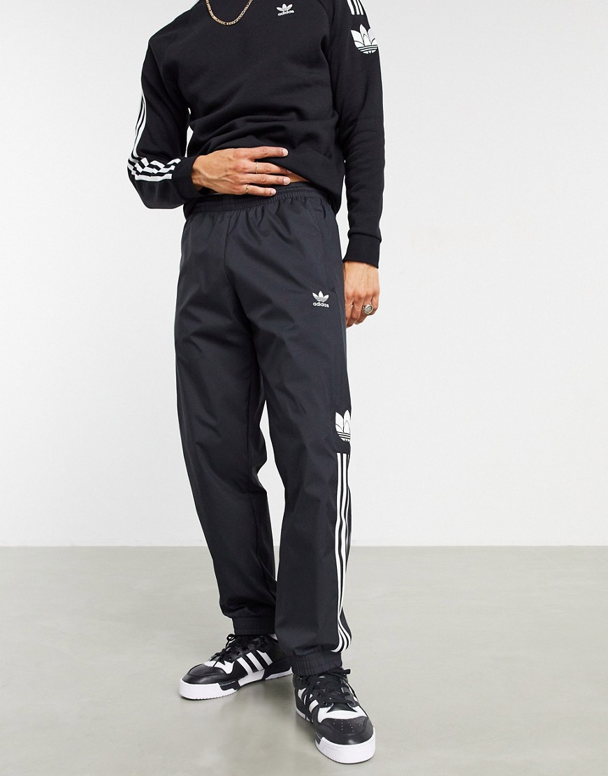 фото Черные джоггеры с объемным принтом трилистника и тремя полосками adidas originals-черный цвет