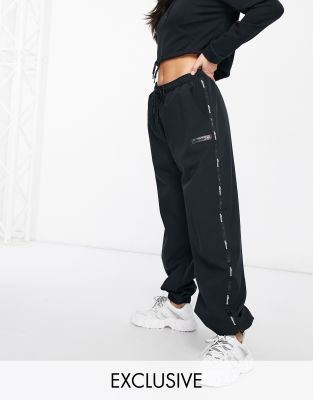 фото Черные джоггеры с отделкой лентой ellesse эксклюзивно для asos-черный цвет