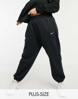 Черные джоггеры в стиле oversized с маленьким логотипом-галочкой Plus-Черный цвет Nike 10530364 – цена 3799 ₽ в интернет-магазине ASOS