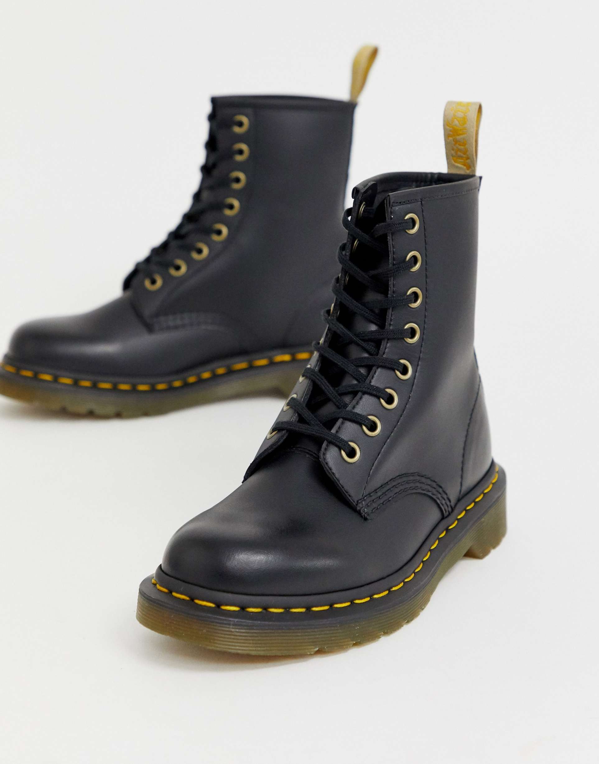 Берцы др мартинс. Ботинки доктор Мартинс 1460. Dr Martens 1460 женские. Ботинки Dr Martens 1460 Black. Dr Martens 1460 подошва.