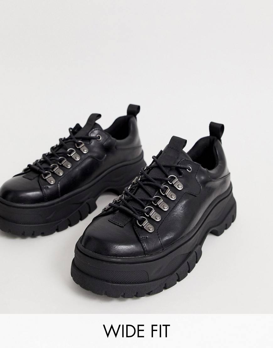 фото Черные кроссовки из искусственной кожи на массивной подошве для широкой стопы asos design-черный