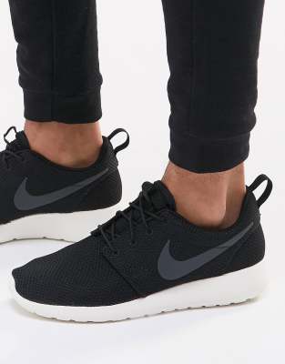 фото Черные кроссовки nike roshe run 511881-010-черный