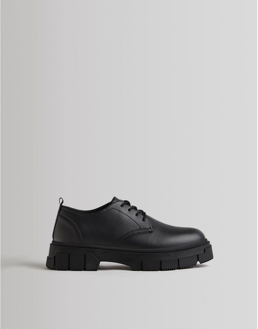 фото Черные массивные туфли на шнуровке bershka-черный цвет