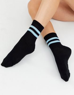 Черные носки на девушке