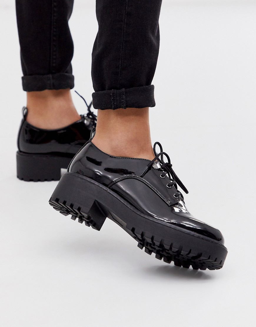 фото Черные походные ботинки на плоской массивной подошве и шнуровке new look-черный