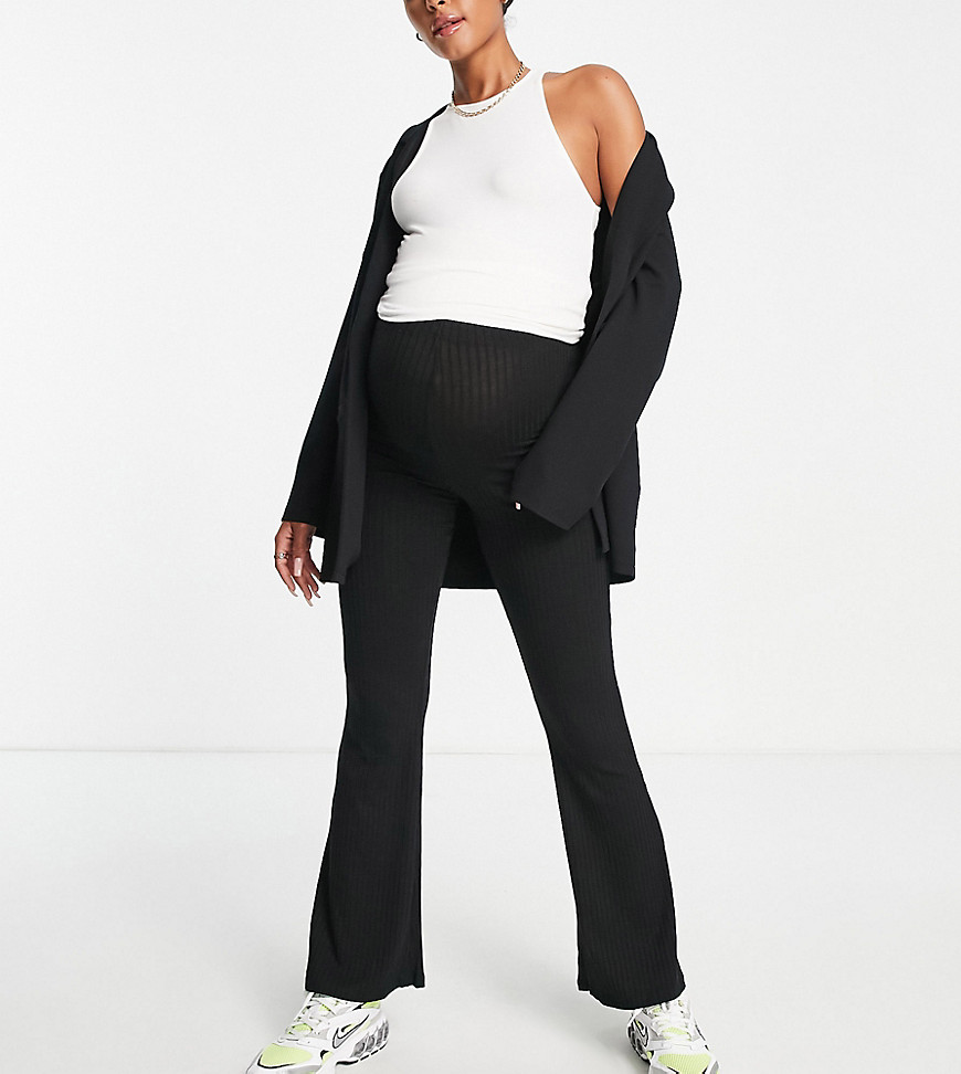 фото Черные расклешенные брюки в рубчик с посадкой над животом asos design maternity-черный asos maternity