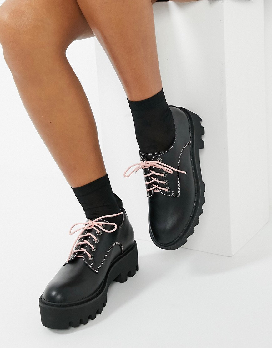 фото Черные с розовой прошивкой полуботинки на массивной плоской подошве со сменными шнурками lamoda-черный