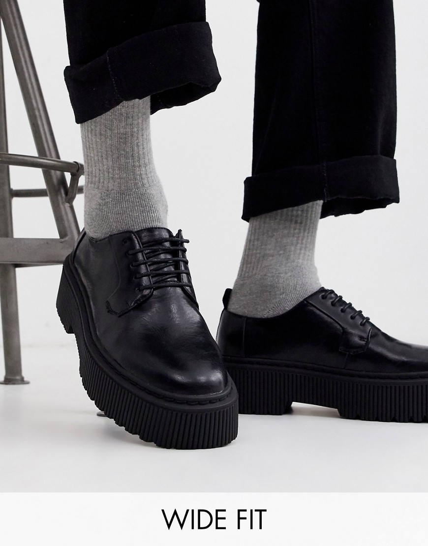 фото Черные туфли для широкой стопы из искусственной кожи, со шнуровкой и массивной подошвой asos design-черный