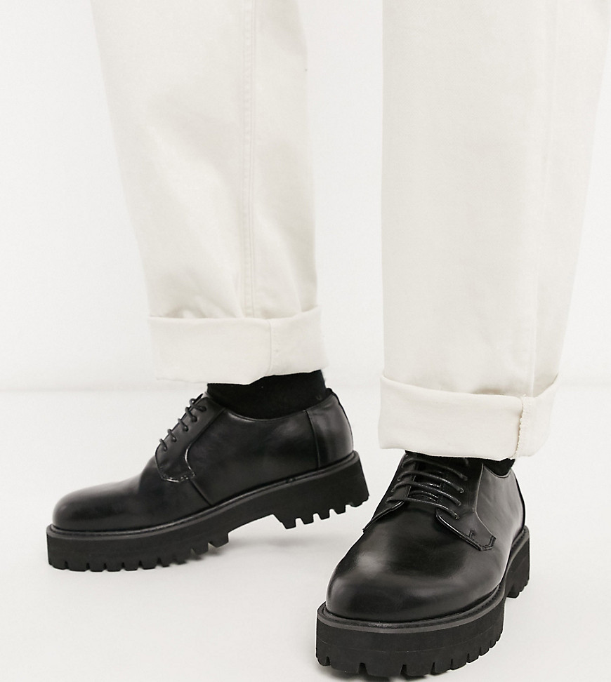 фото Черные туфли для широкой стопы из искусственной кожи, со шнуровкой и массивной подошвой asos design-черный