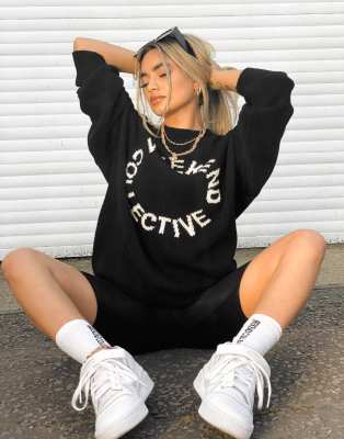  Черный джемпер с круглым вырезом и логотипом ASOS Weekend Collective-Черный цвет