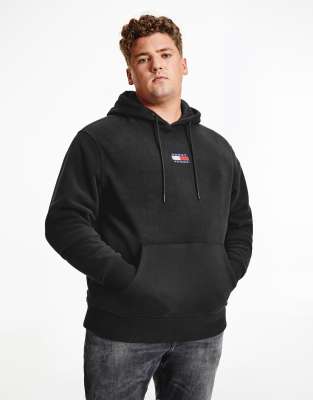 фото Черный флисовый худи свободного кроя с логотипом-флагом tommy jeans big & tall-черный цвет