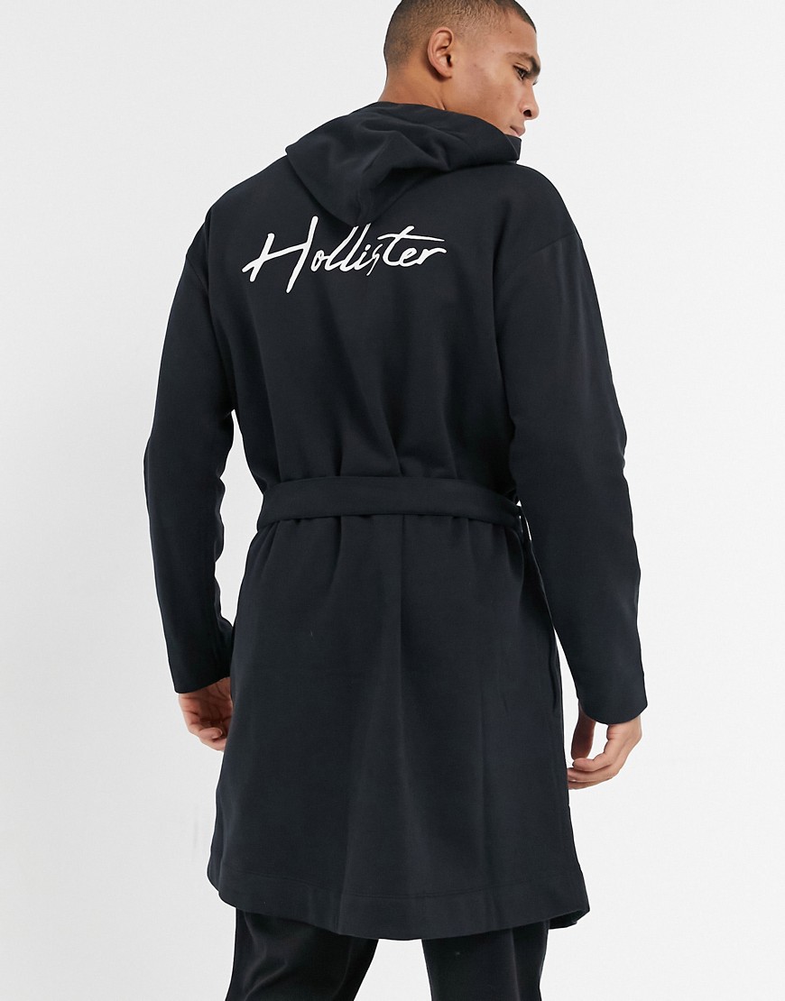 фото Черный халат на поясе с логотипом и принтом на спине hollister-черный цвет