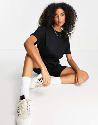 От комплекта Черный комплект из футболки бойфренда и шорт-леггинсов River Island-Черный цвет