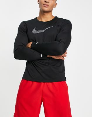 фото Черный лонгслив nike running run division miler flash-черный цвет