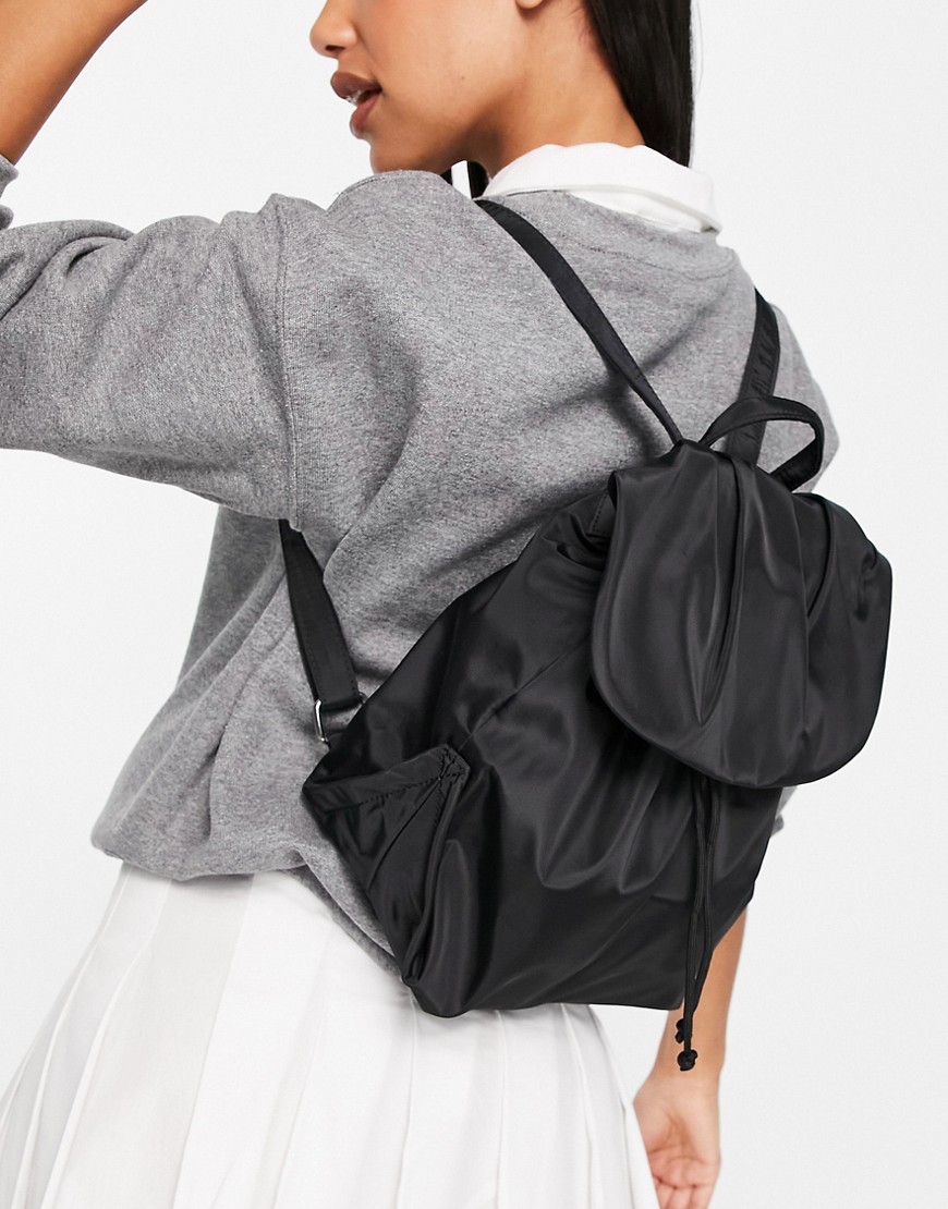 фото Черный нейлоновый рюкзак с откидным клапаном со сборками asos design-черный цвет