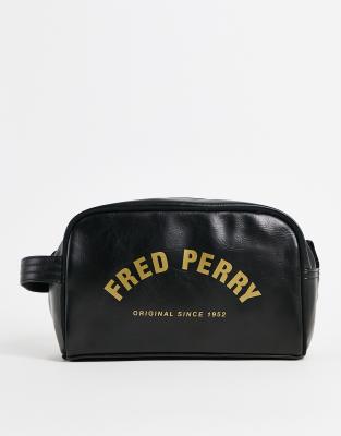 фото Черный несессер из искусственной кожи с фирменной эмблемой fred perry