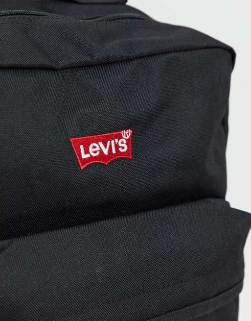 chernyj ryukzak s logotipom levi s
