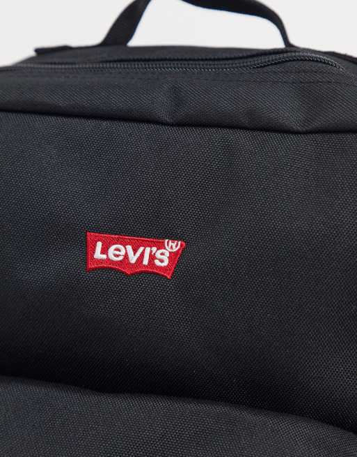 chernyj ryukzak s logotipom levi s