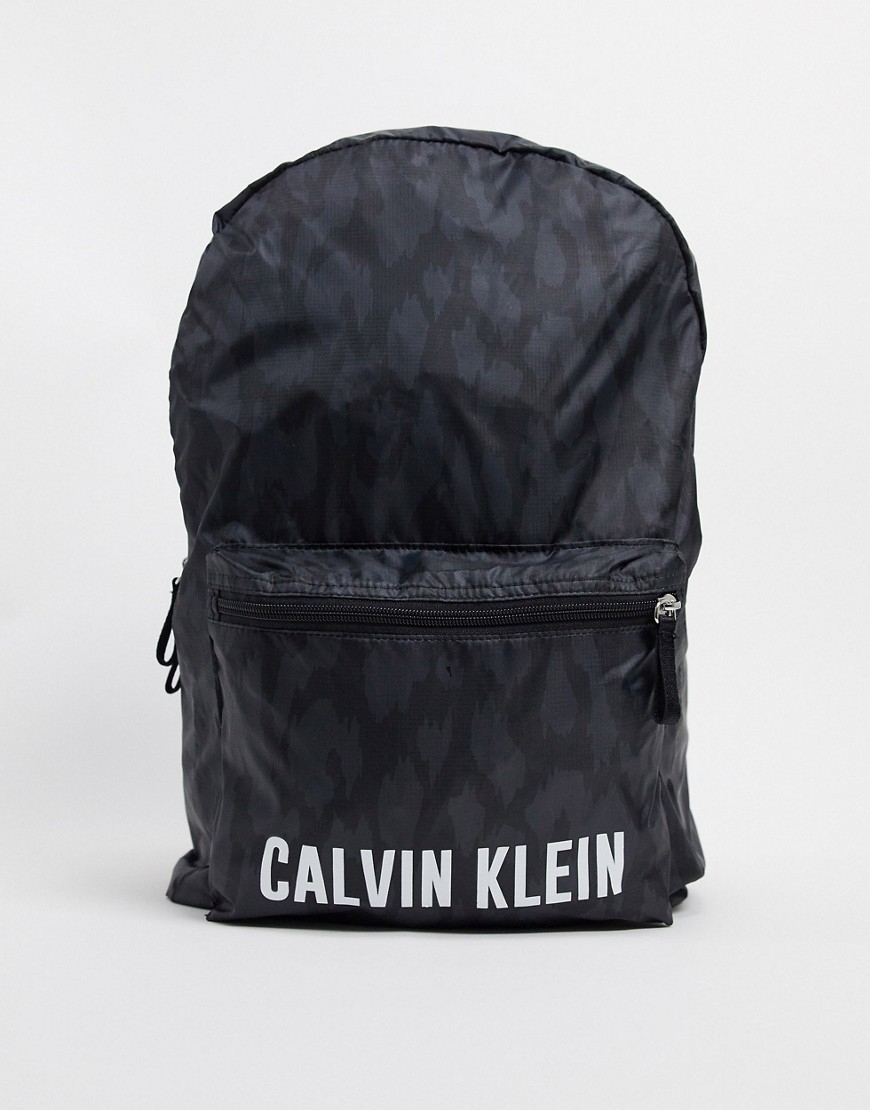 фото Черный рюкзак с принтом calvin klein performance