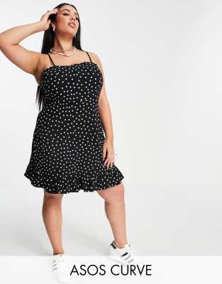 фото Черный сарафан в белый горошек на бретельках с баской asos design curve asos curve