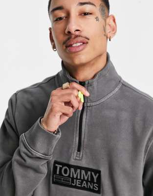 фото Черный свитшот с короткой молнией и фирменным логотипом в тон tommy jeans-черный цвет