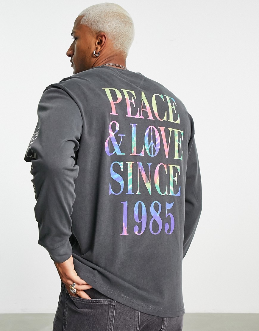 фото Черный свободный лонгслив с надписью "peace and love" в стиле тай-дай на спине tommy jeans
