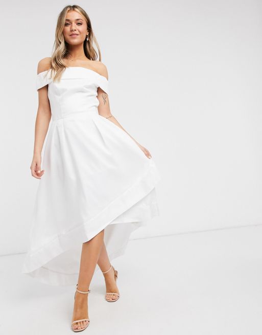 Chi Chi London – Biała asymetryczna sukienka z dekoltem bardot | ASOS