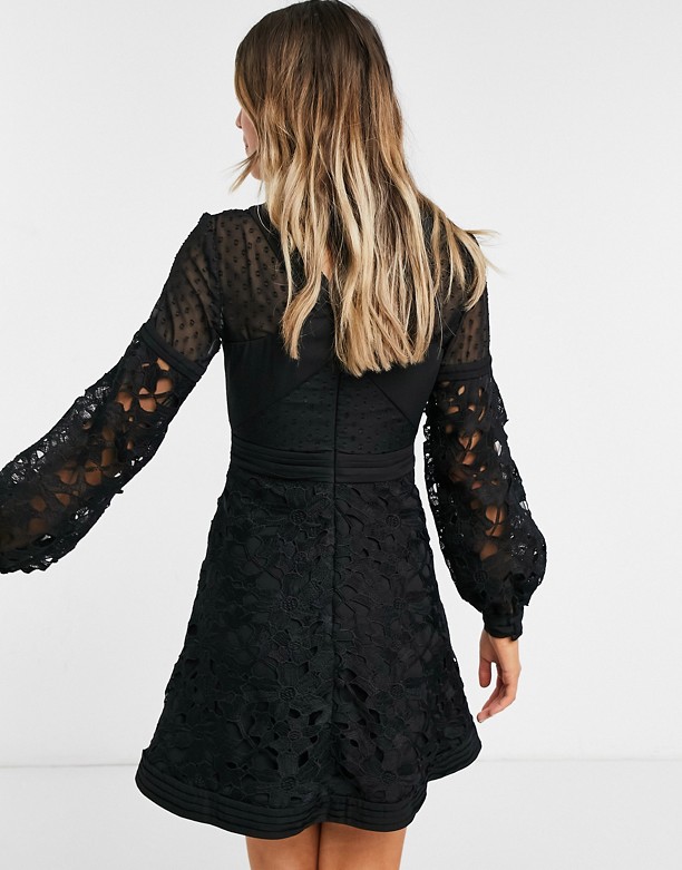 Chi Chi London – Czarna sukienka z koronkowymi wstawkami Czarny Wybierać 